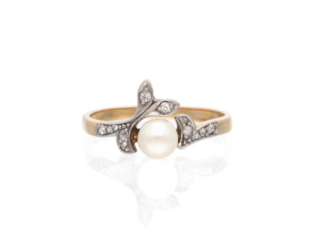 Schauseite Ring mit Perle und Diamanten