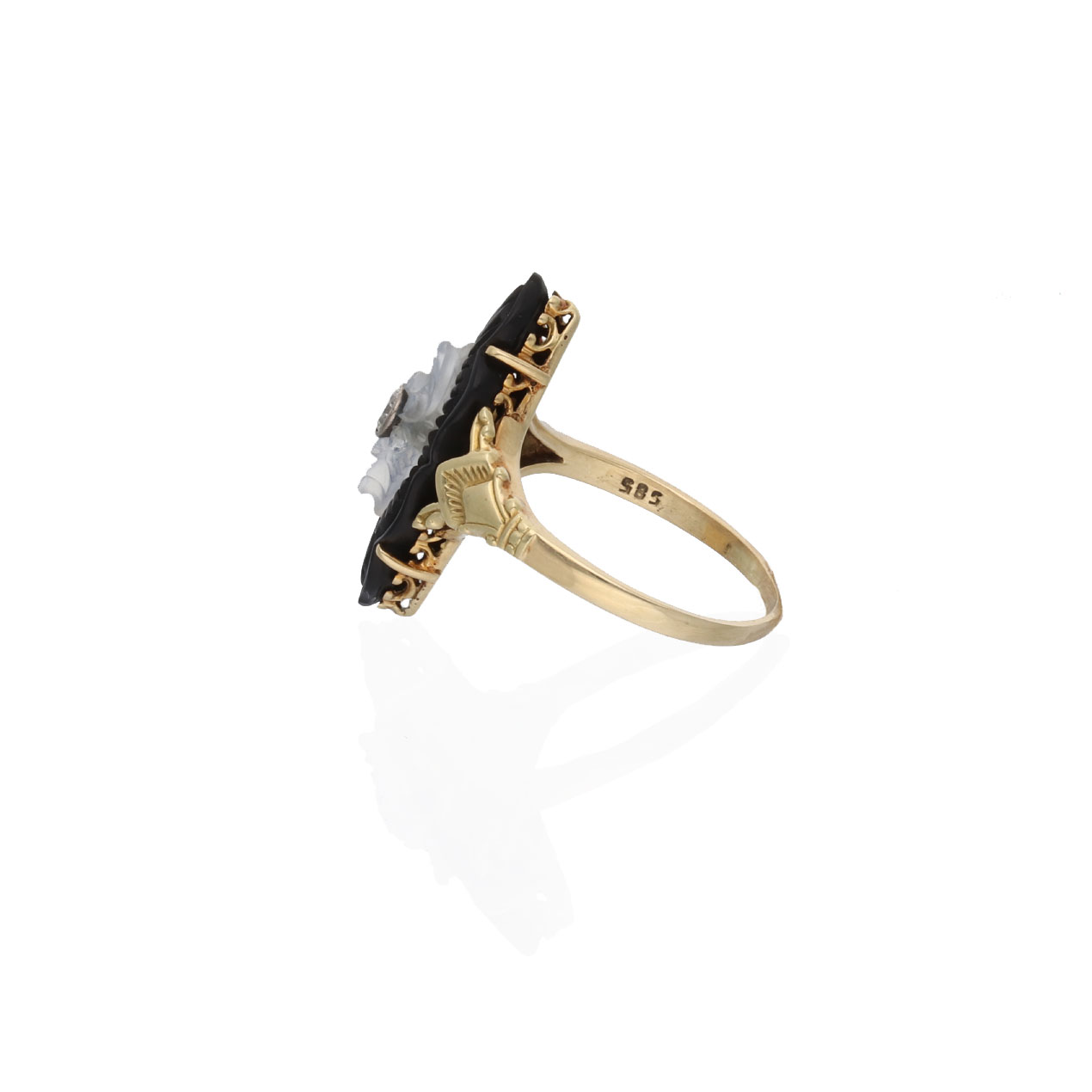 20200902 Schiffchenring mit Onyx und Mondstein Seitenansicht 1 Kunstvoll verzierter antiker Schiffchenring im Jugendstil in Gold, Schwarz und transparentem Weiß in der Seitenansicht, mit Punze.