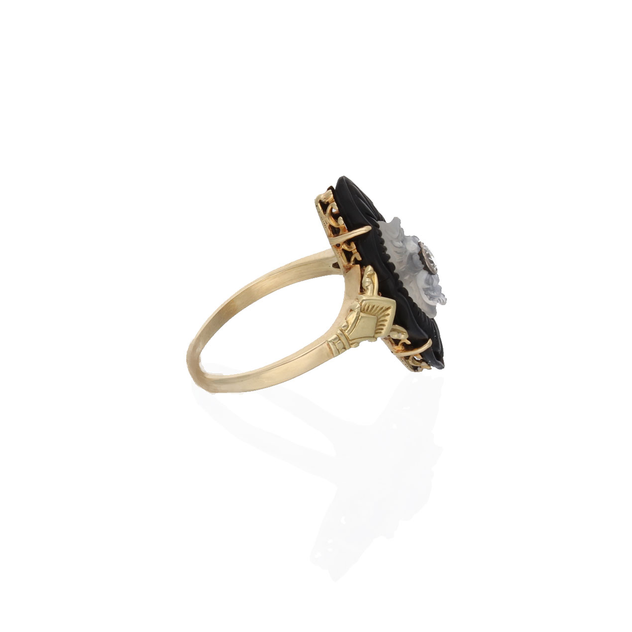 20200902 Schiffchenring mit Onyx und Mondstein Seitenansicht 2 Alternative Seitenansicht eines antiken Schiffchenrings mit Onyx, Mondstein und Diamant im Jugendstil.