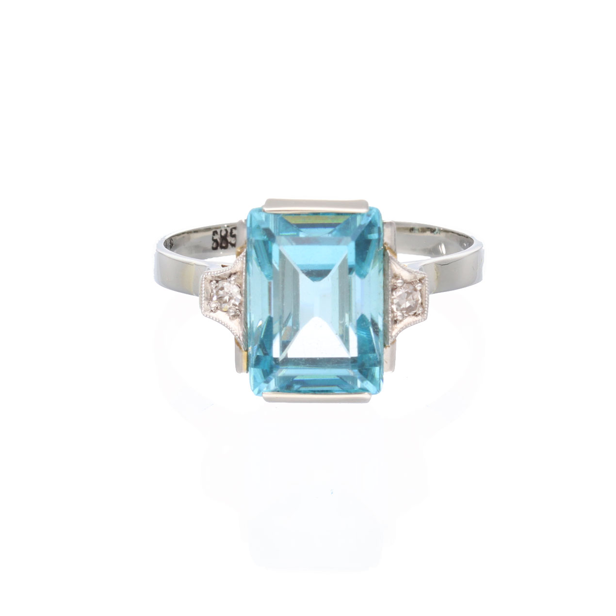 20200903 Zirkonring Frontalansicht Antiker Ring in Weißgold mit blauem Zirkon und Diamanten von vorn fotografiert.