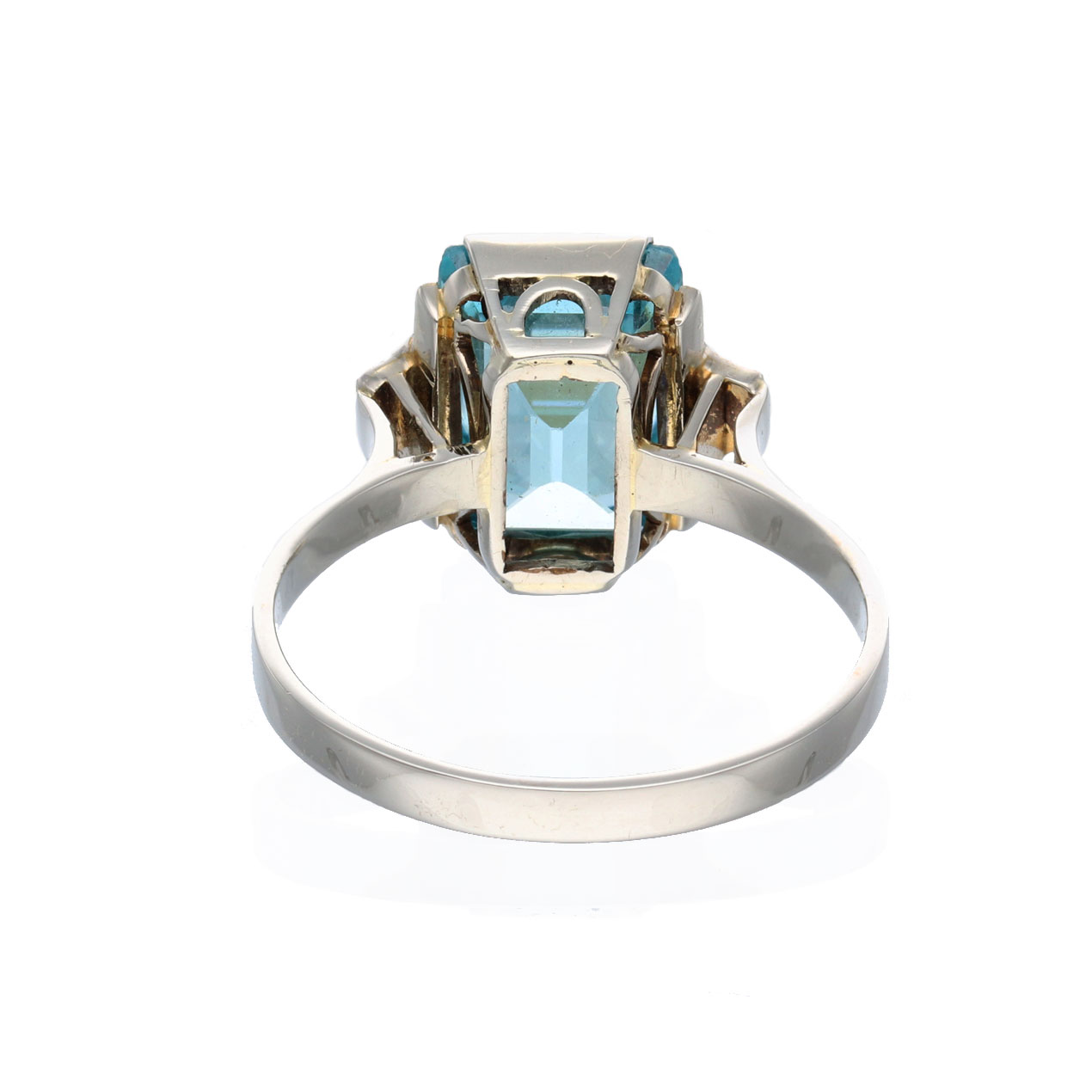 20200903 Zirkonring Rückansicht Weißgold-Ring von 1930 mit blauem Zirkon in der Rückansicht.