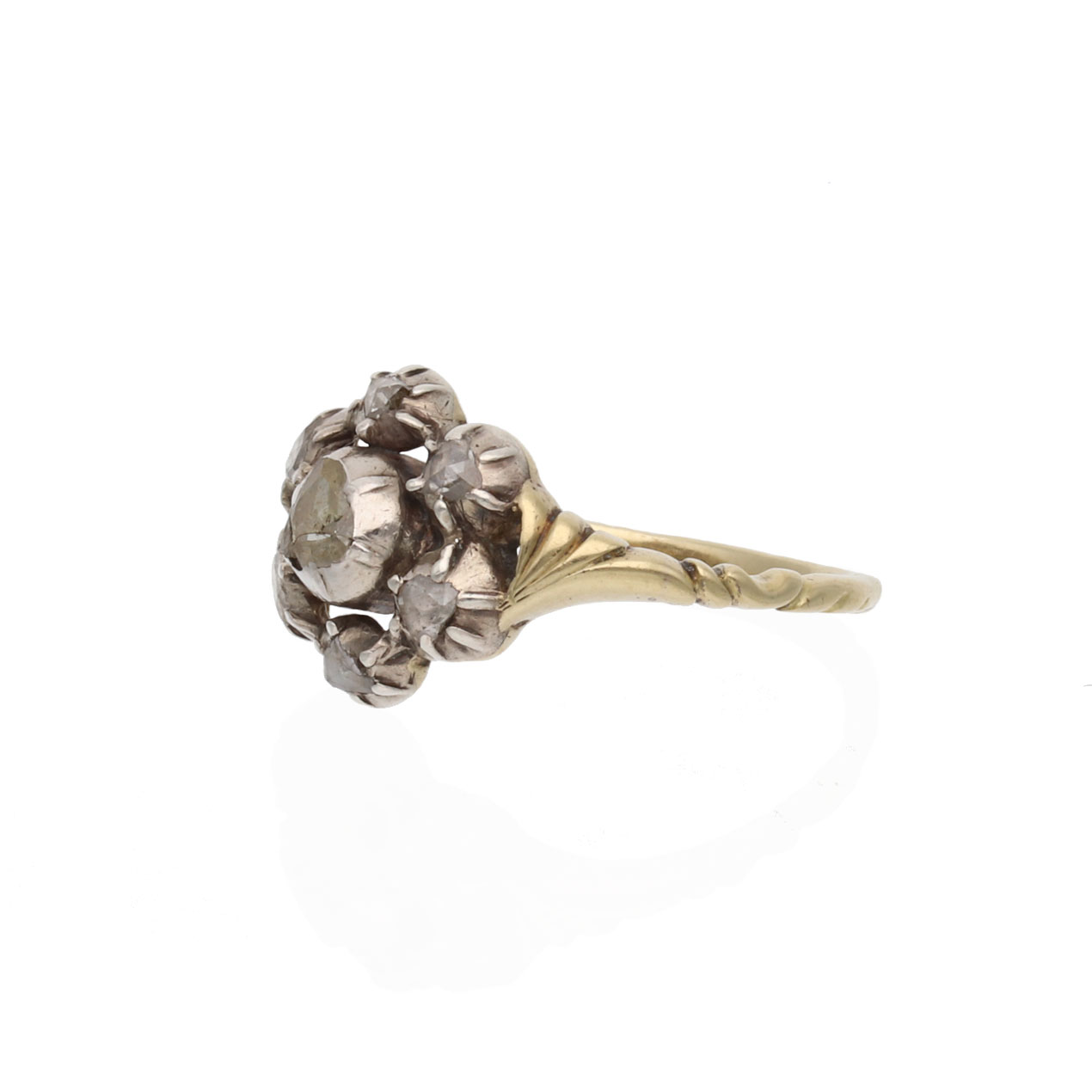 20240603 Blumenring mit Diamanten Seitenansicht 2 Diamantring mit Blumenmotiv in Gold und Silber aus dem 18. Jahrhundert in der seitlichen Ansicht.