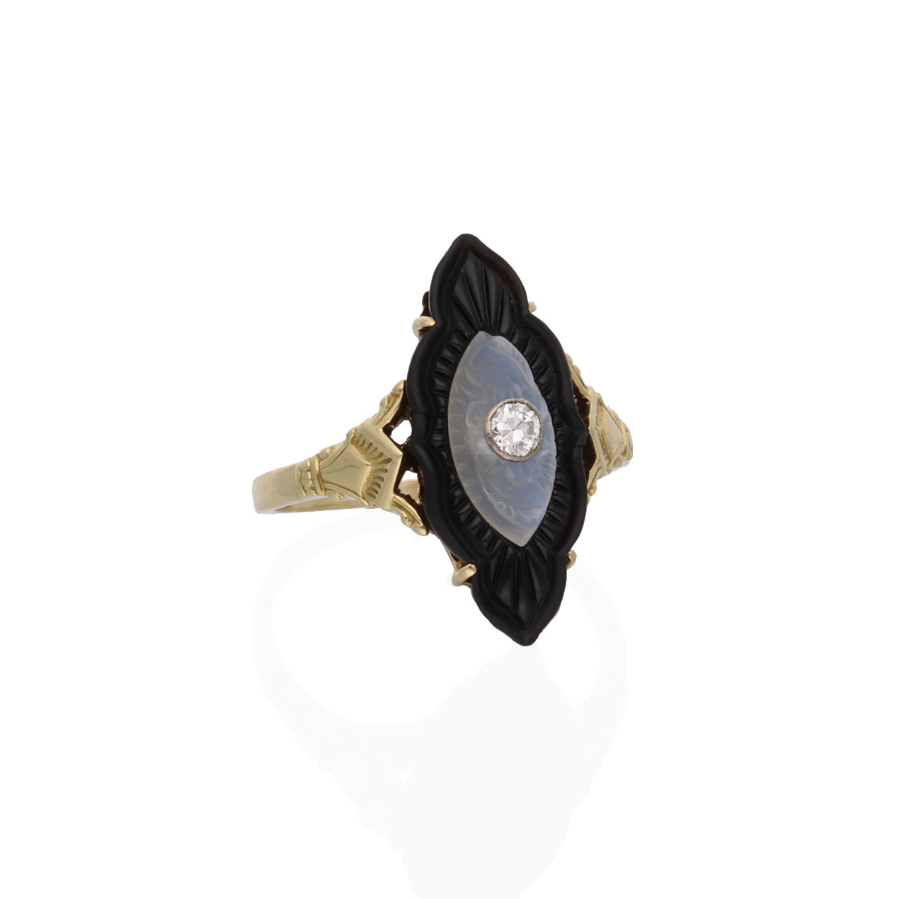 20200902 Schiffchenring mit Onyx und Mondstein Frontalansicht Schiffchenring im Jugendstil mit Onyx, Mondstein und Diamant in der seitlichen Frontalnsicht.