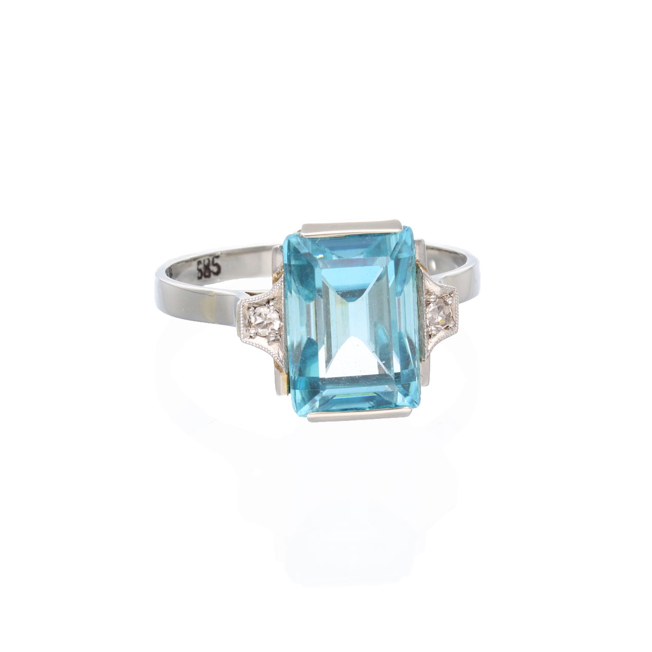 20200903 Zirkonring Seitliche Frontalansicht Ring mit blauem Zirkon und Diamanten, um 1930, in der seitlichen Frontalansicht.