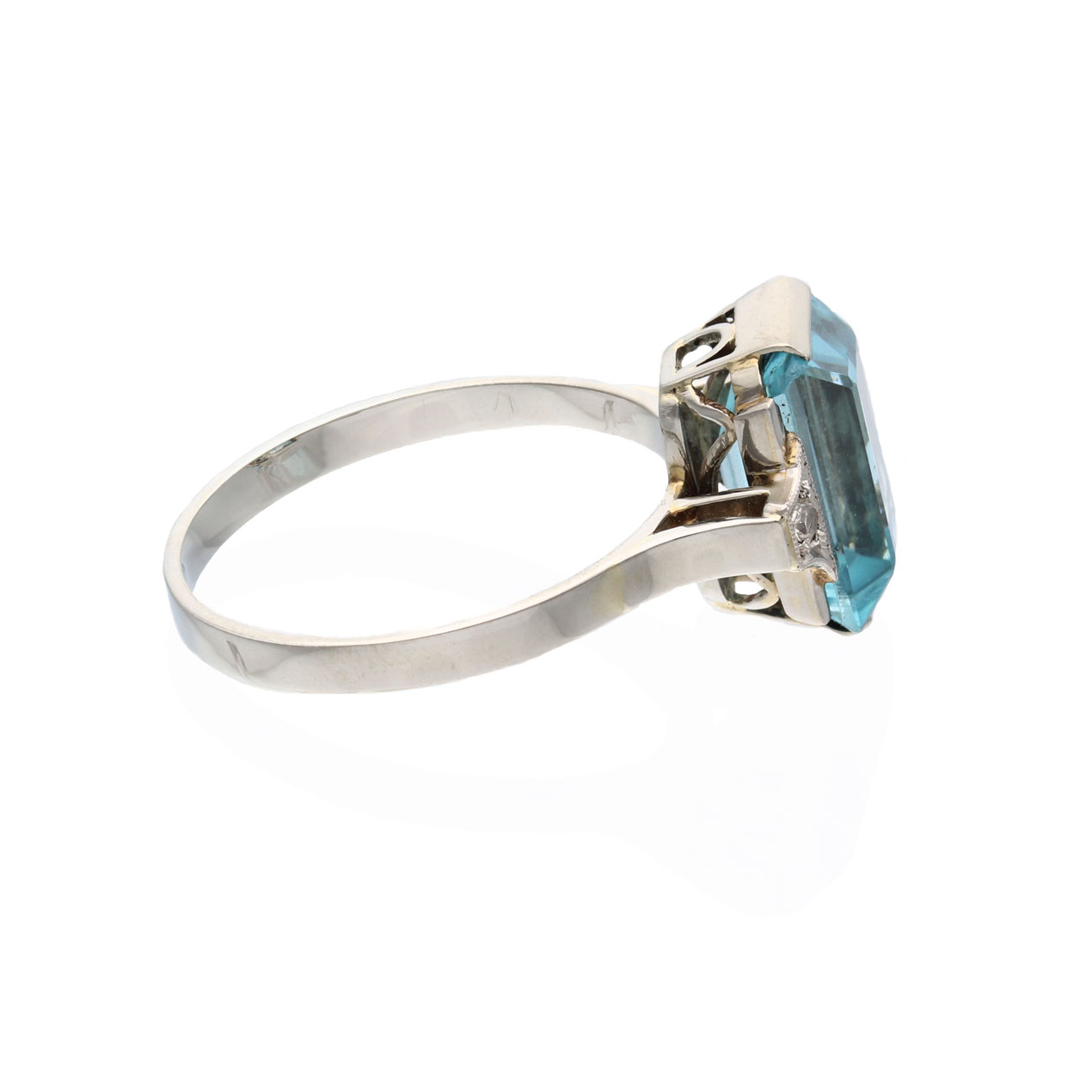 20200903 Zirkonring Seitenansicht 2 Zirkonring aus Weißgold mit Diamanten in der Seitenansicht.